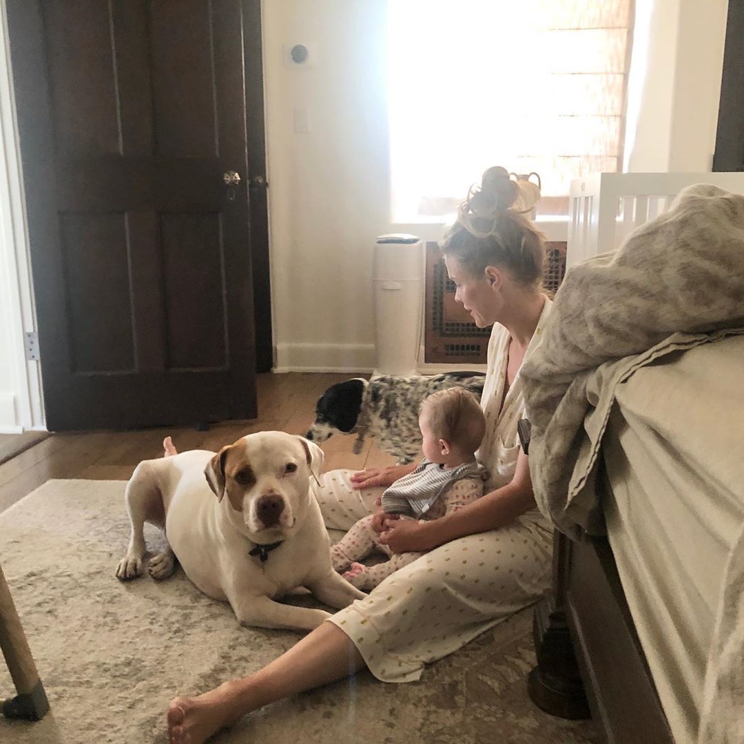 Joanna Krupa z córeczką i psem