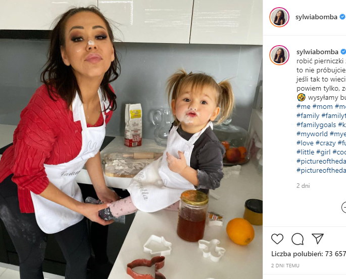 Sylwia Bomba piecze z córką pierniki