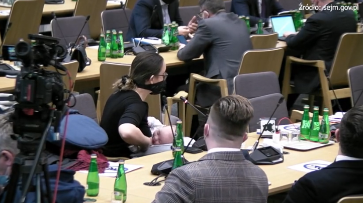 Marcelina Zawisza karmi piersią
