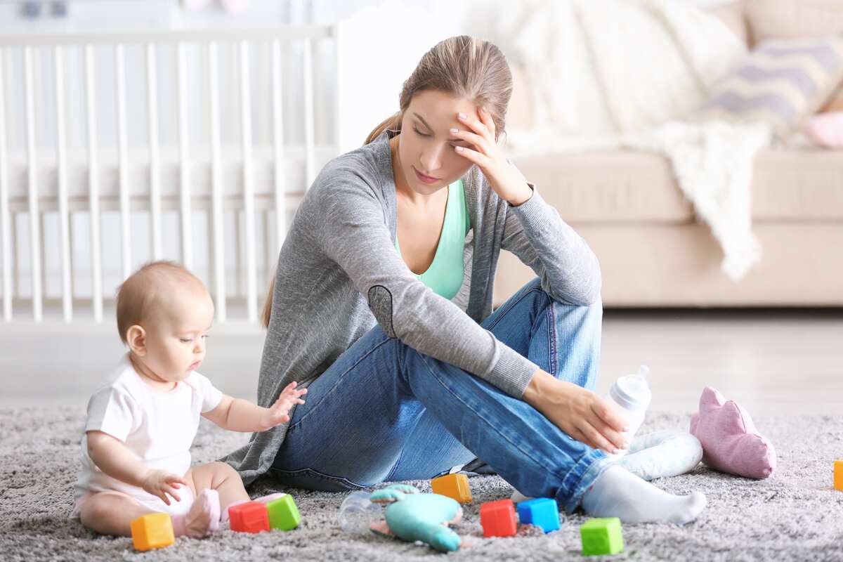 Smutna mama z dzieckiem w domu