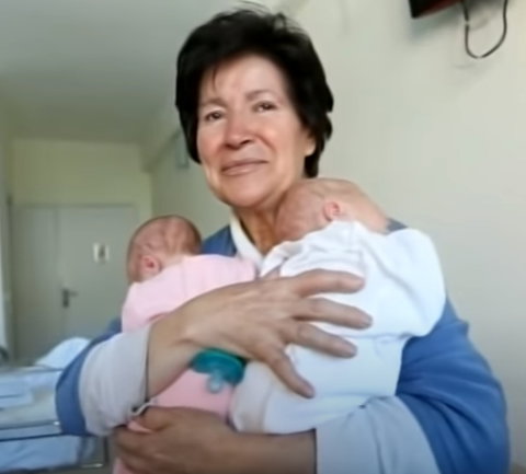 64-latka urodziła bliźniaki
