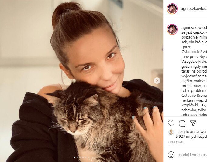 Agnieszka Włodarczyk przytula kota