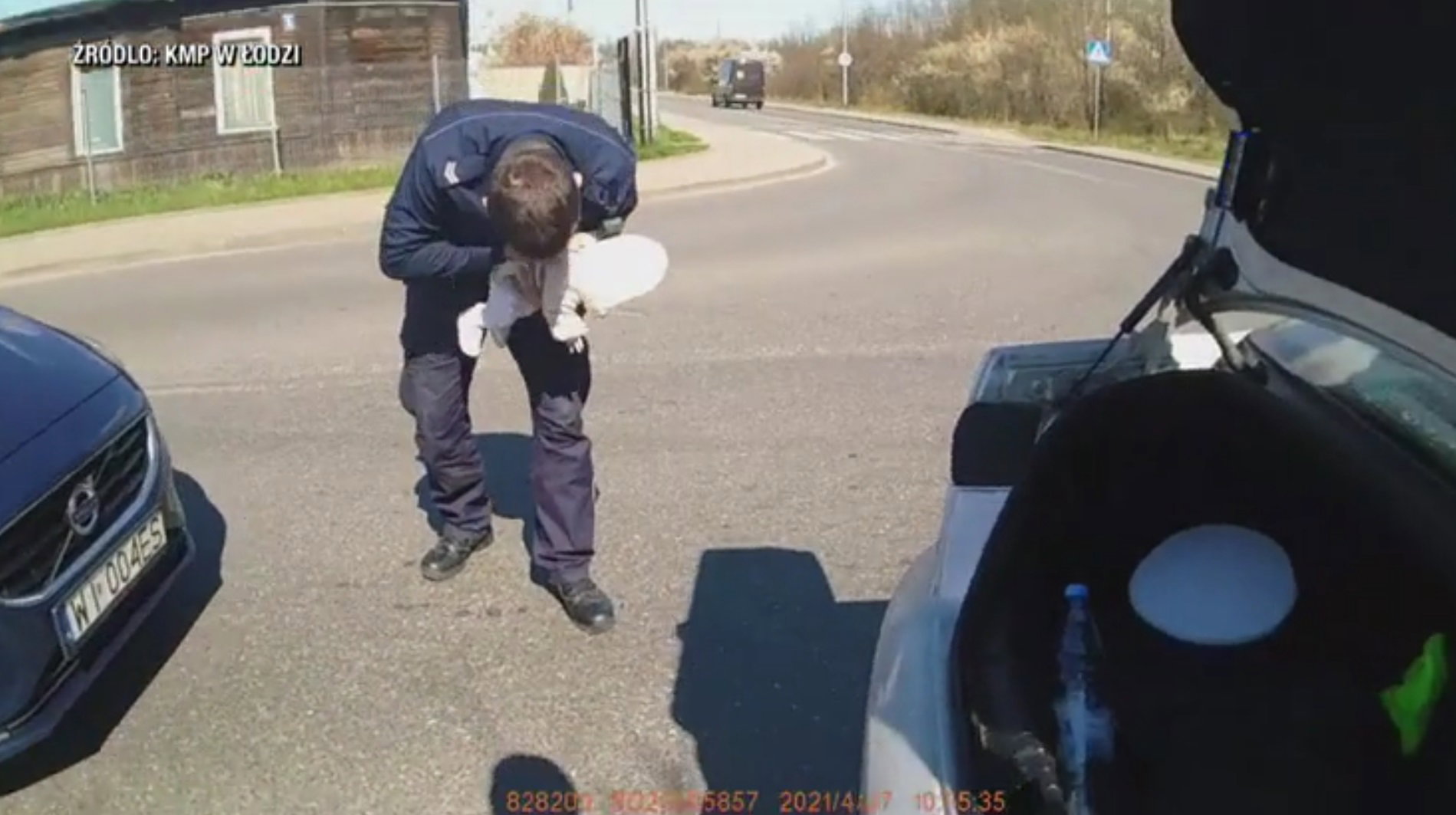 Szybka akcja policjantów. Uratowali duszące się niemowlę