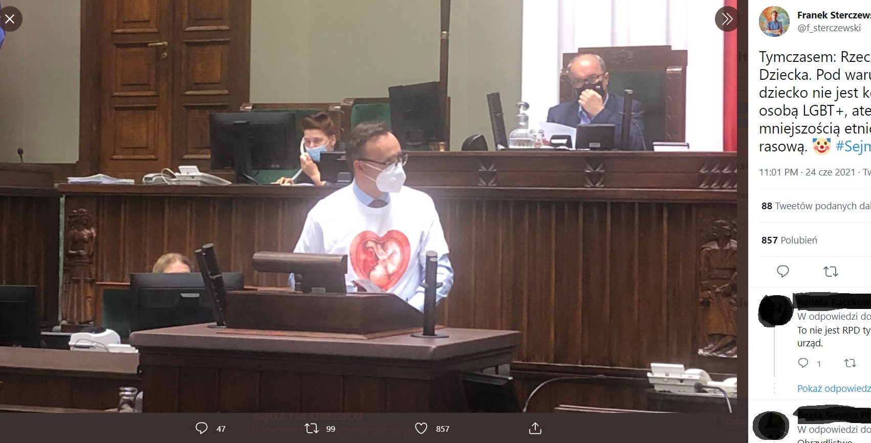 Rzecznik praw dziecka w koszulce z płodem.