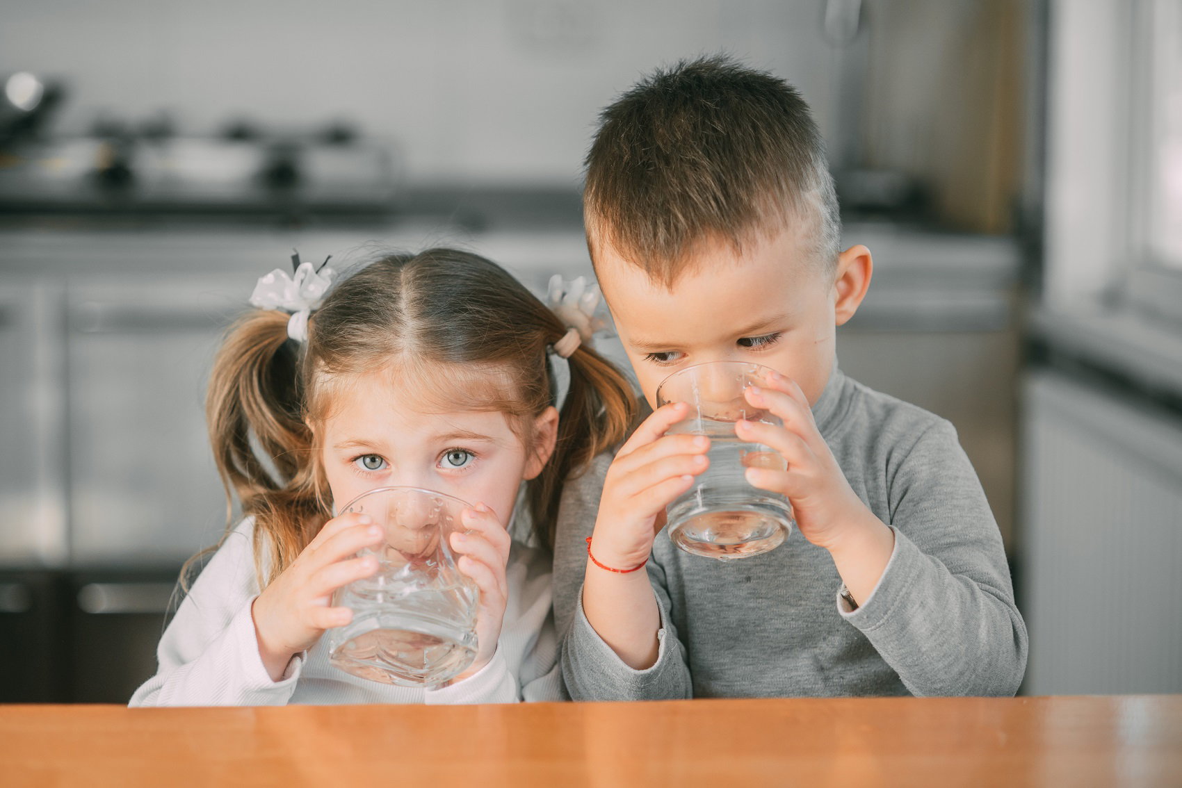 Jak przekonać dziecko do picia wody? Rusza program edukacyjny „Mamo, tato, wolę wodę!”