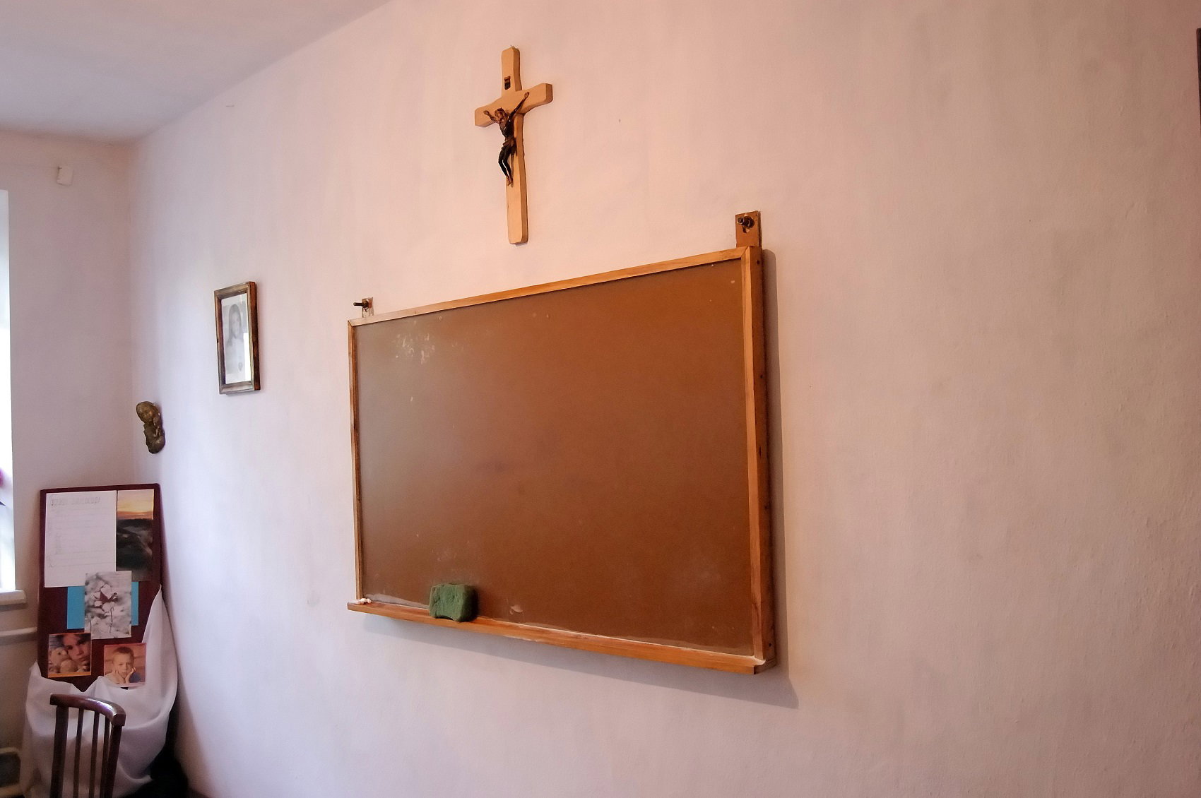 Katechetka zamknęła uczniów w klasie. Jeden z nich wyskoczył przez okno