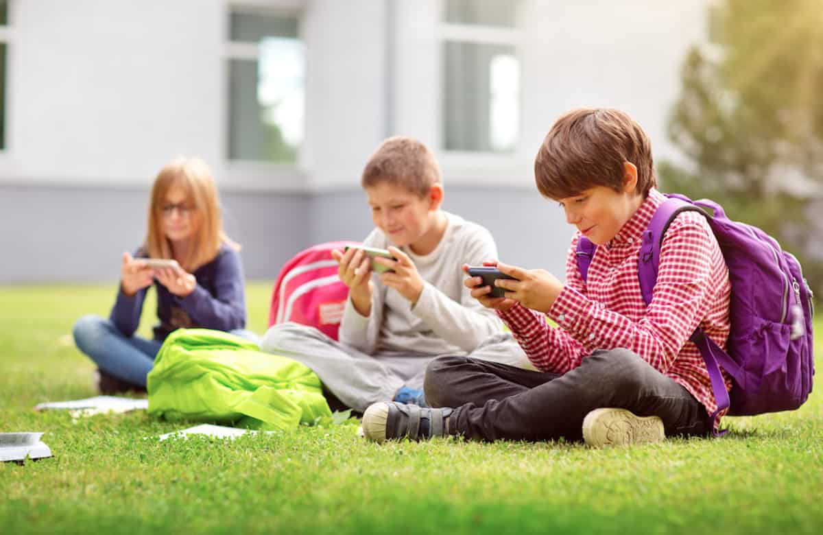 Czy nauczyciel może zabrać telefon uczniowi?