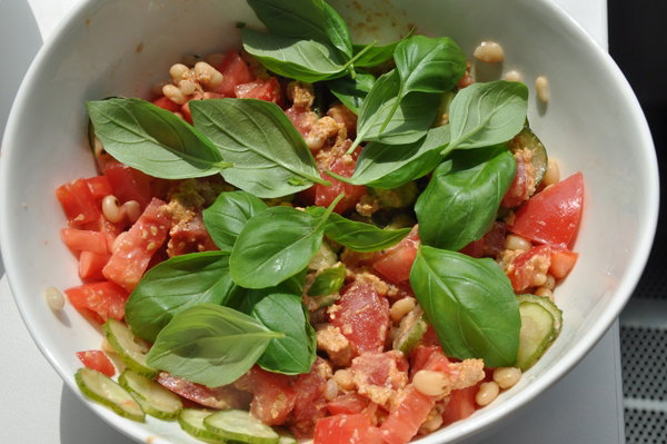 Sałatka z czerwonym pesto i fasolą - Przepis Moniki Mrozowskiej