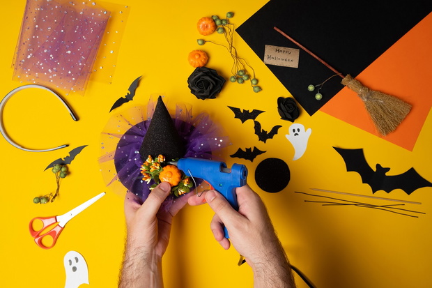DIY Halloween witch hat. Halloween craft step by step instructions. Handmade witch hat for a child to celebrate Halloween. Step 10.