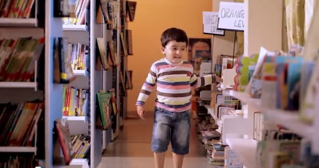 chłópiec, kadr z filmu o adopcji