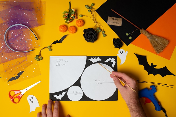 DIY Halloween witch hat. Halloween craft step by step instructions. Handmade witch hat for a child to celebrate Halloween. Step 2.