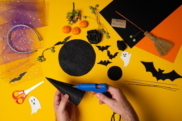 DIY Halloween witch hat. Halloween craft step by step instructions. Handmade witch hat for a child to celebrate Halloween. Step 5.