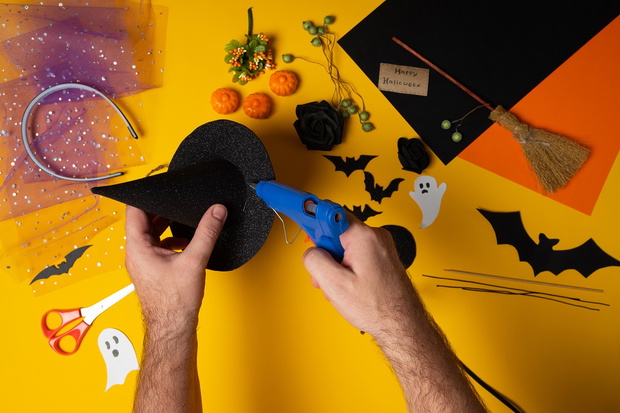 DIY Halloween witch hat. Halloween craft step by step instructions. Handmade witch hat for a child to celebrate Halloween. Step 6.