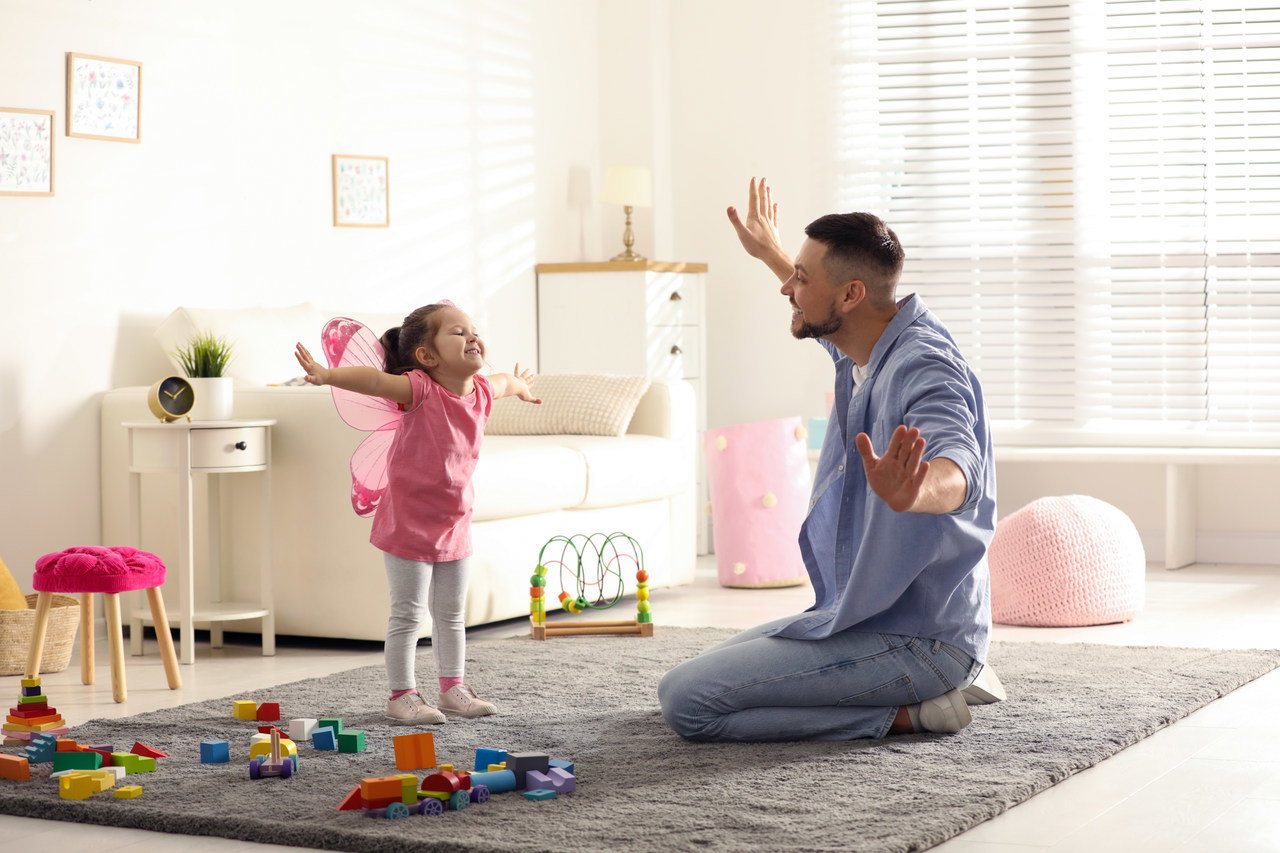Zabawy z wyobraźnią rodzica z dzieckiem KINDER Smerfy