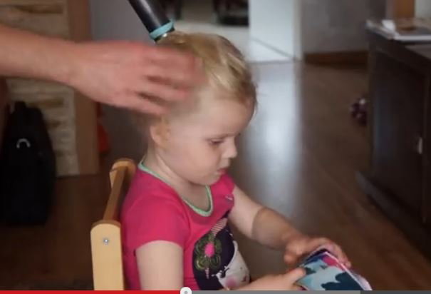Tata czesze córke odkurzaczem