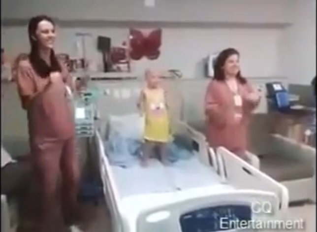 Pielęgniarki tańczą z dziewczynką chorą na raka