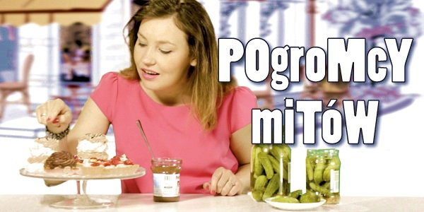 Zachcianki w ciąży - kobieta w ciąży je ogórki z Nutellą.