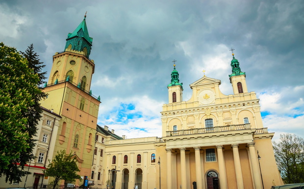 Trinity (Trynitarska) tower and cozy street of city Lublin, Pola