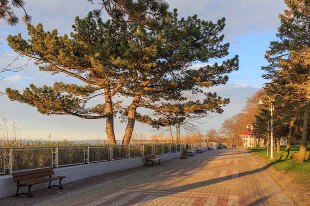 Ustka na polskim pomorzu. Nadmorska promenada oświetlona zachod