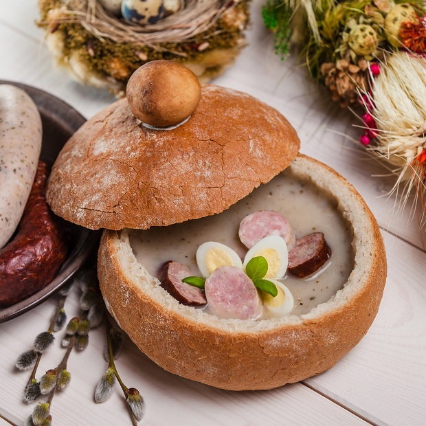 żurek wielkanocny z białą kiełbasą, w chlebie - przepis, zupa