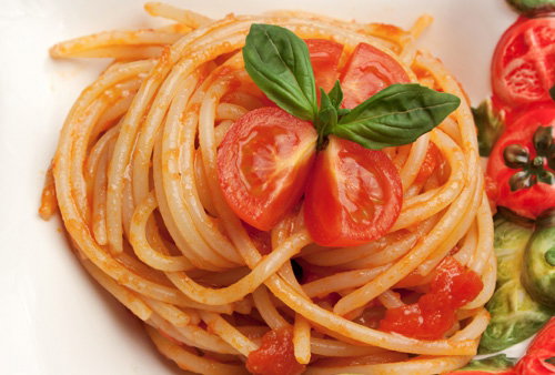 spaghetti, makaron, warzywa, pomidory