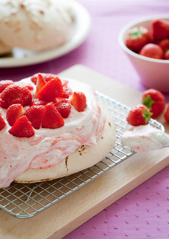 truskawki, ciasto, beza, pavlova