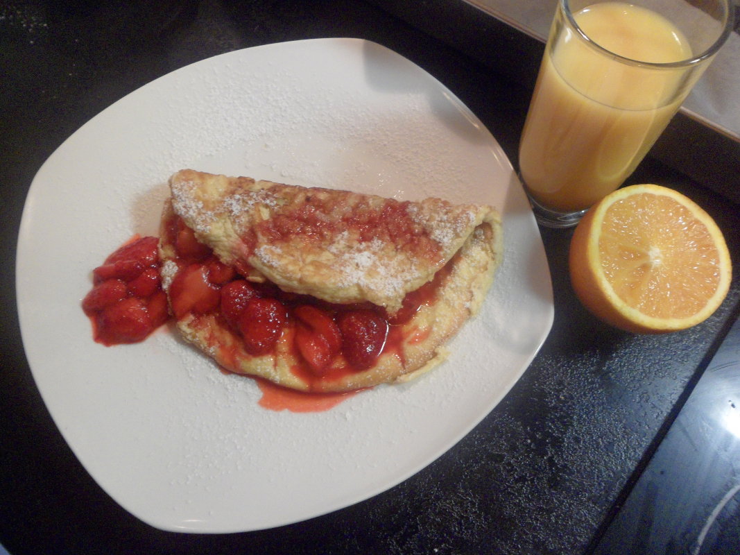 Puszysty omlet z truskawkami