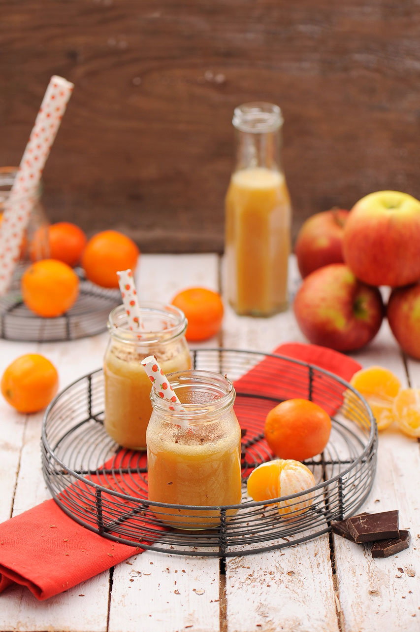 Smoothie z jabłkiem, mandarynką, goździkami i posypką z gorzkiej czekolady