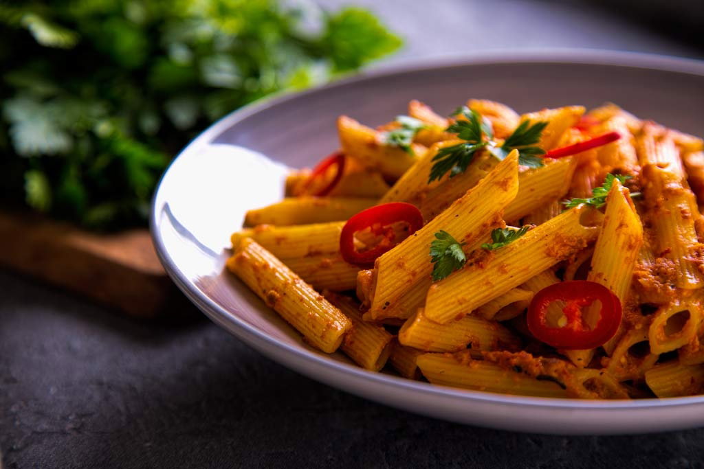 Penne z czerwonym pesto