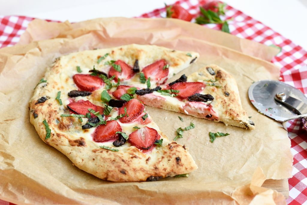 Pizza z mascarpone, śliwką i miętą