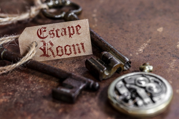 escape room (fond rouille, une étiquette)