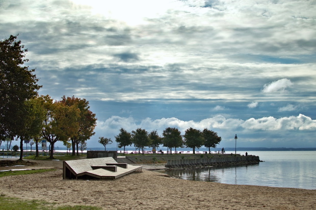 Pochmurne niebo nad jeziorem Niegocin i siedziskami - plaża mie