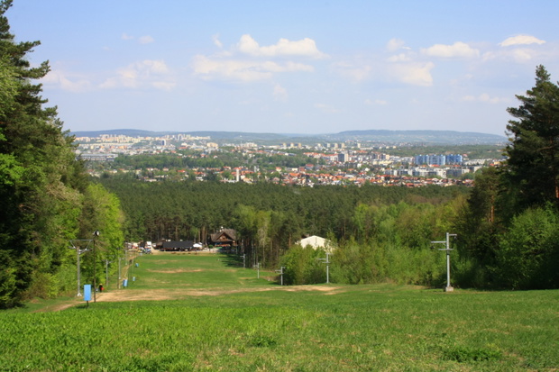 Widok na Kielce ze stoku narciarskiego "Stadion" na Górze Pier