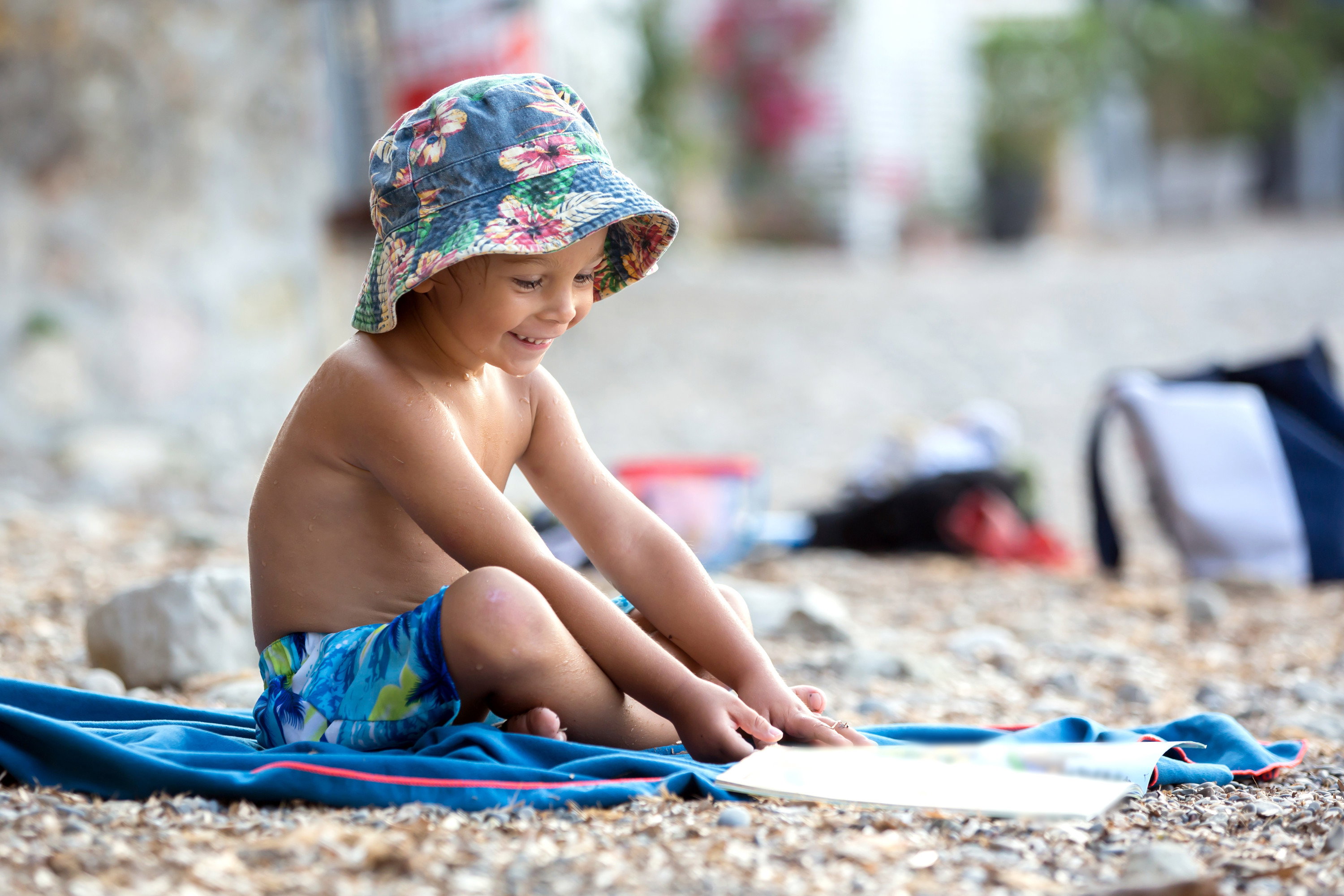Dziecko z książką na plaży_Tomsickova
