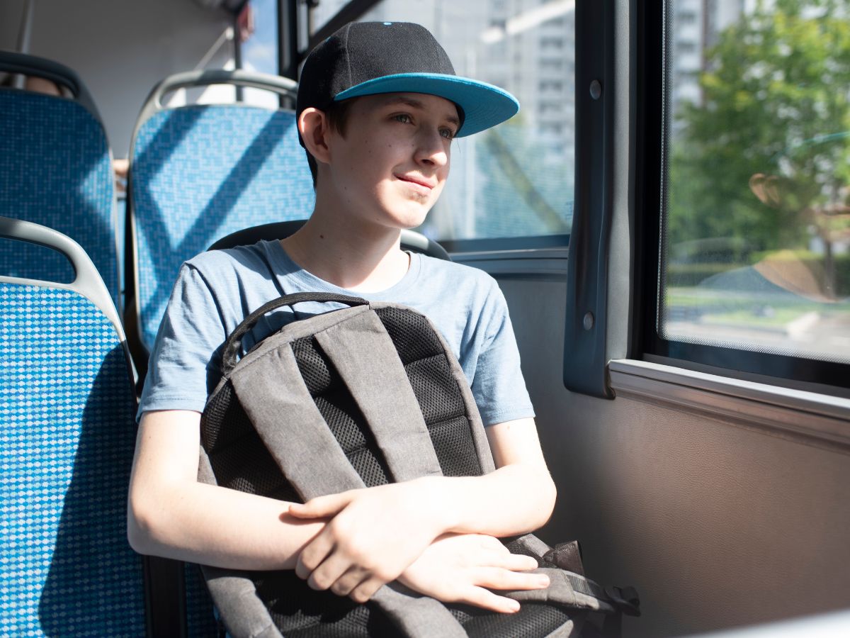 nastolatek w autobusie