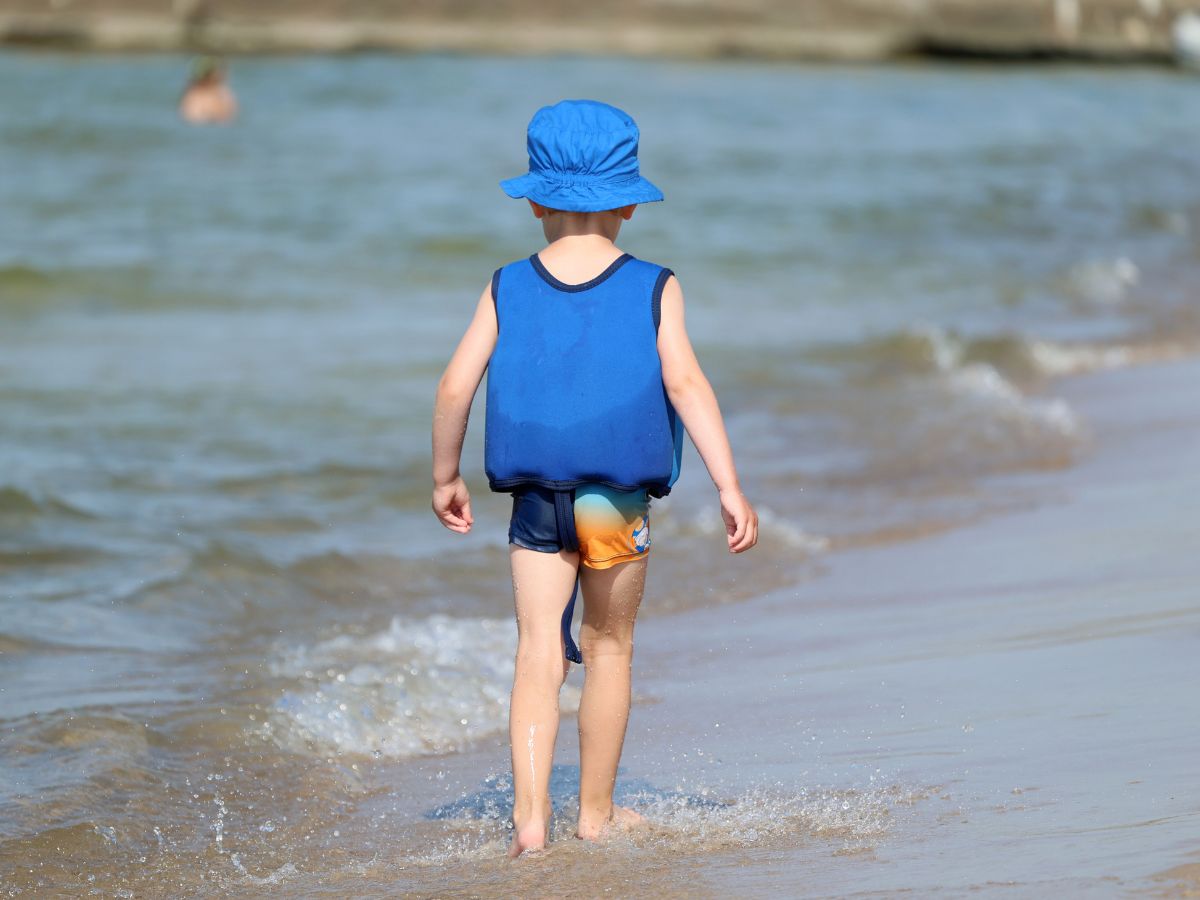 chłopiec na plaży