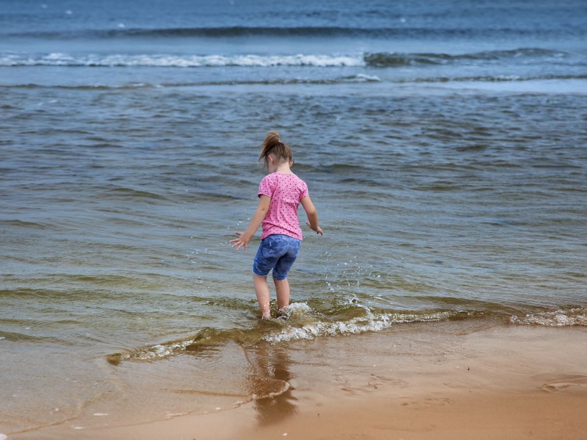 dziewczynka na plaży