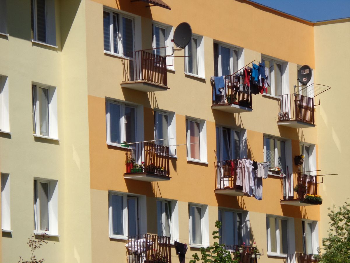 pranie suszące się na balkonie