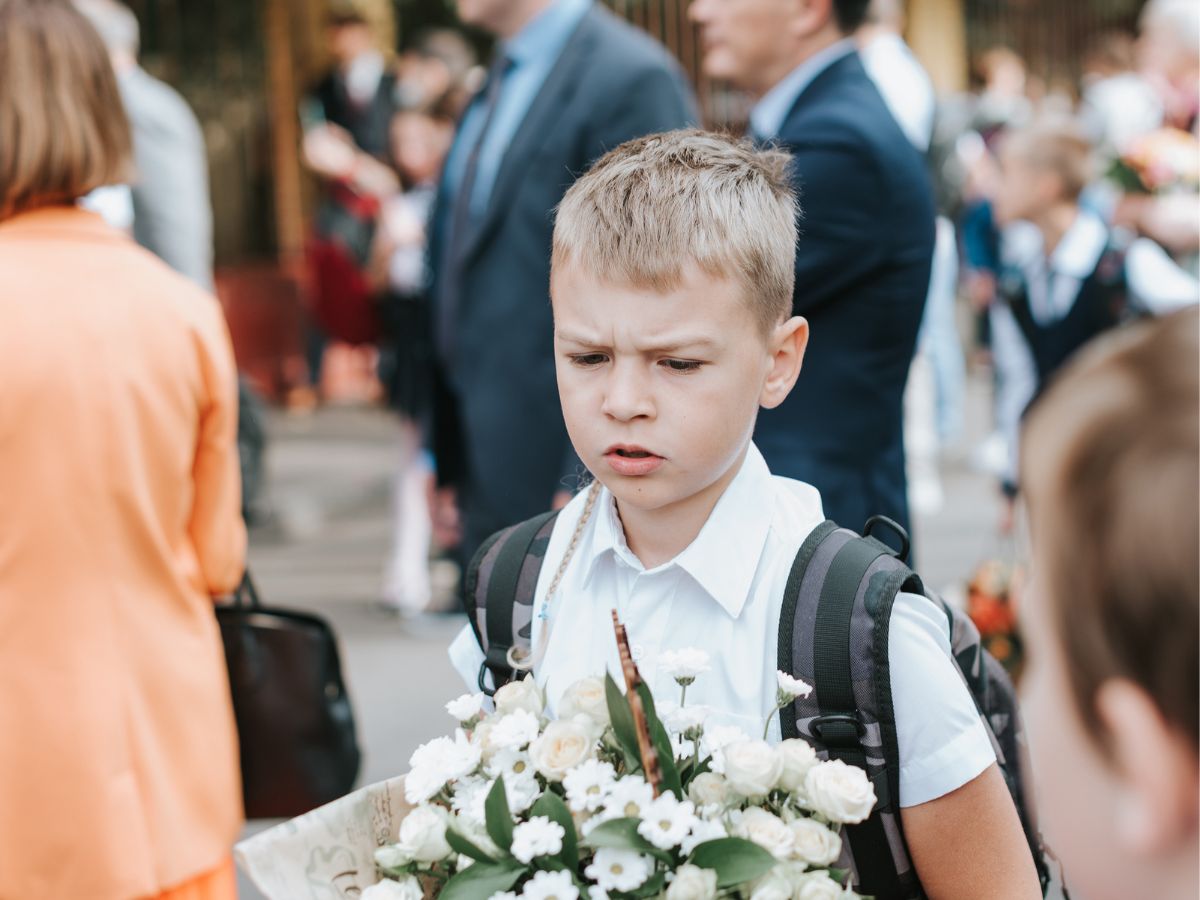 przygnębiony uczeń na rozpoczęciu roku szkolnego