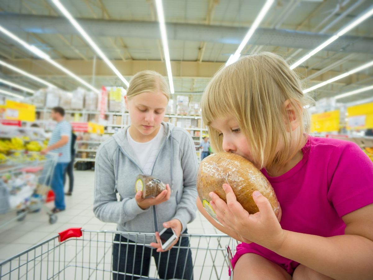 dzieci w sklepie kupują pieczywo