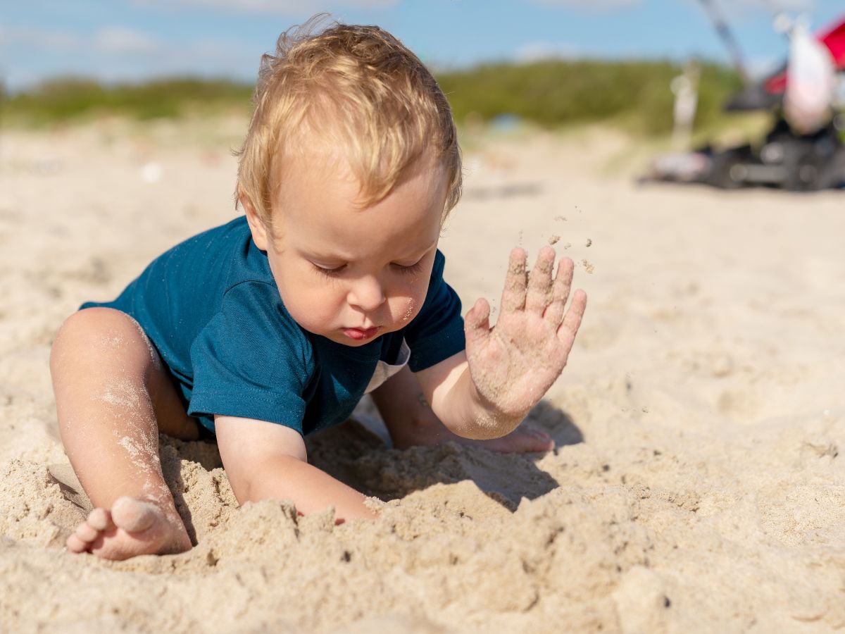 dziecko na plaży w piasku