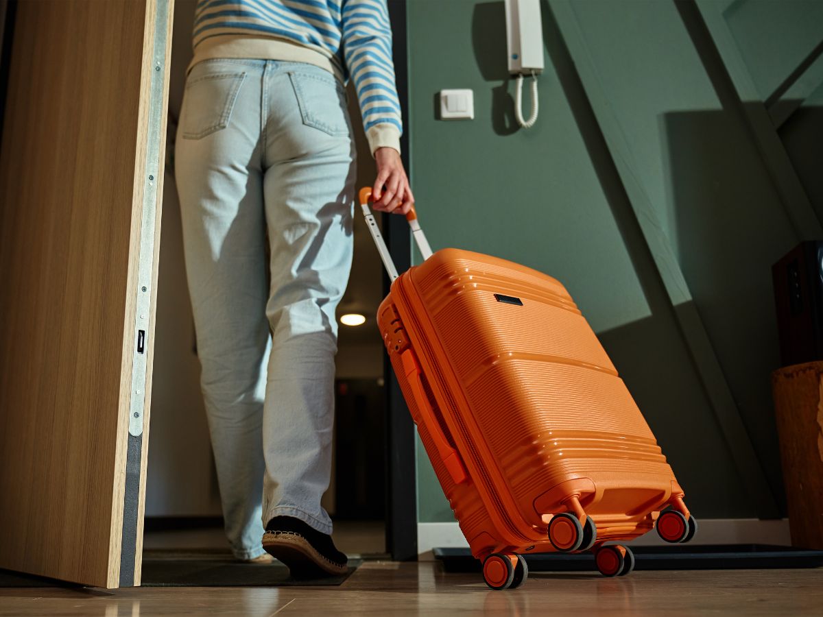 sąsiadka z walizką