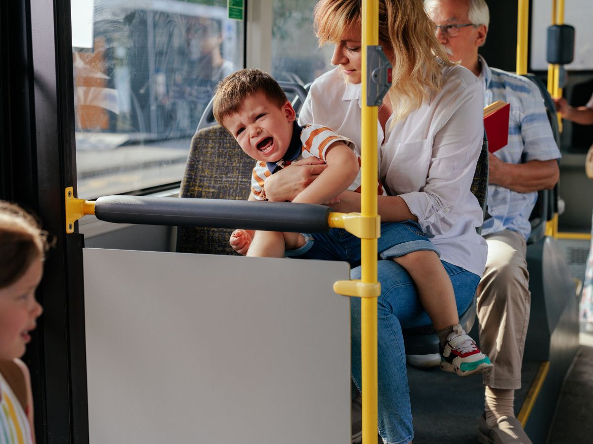 mama z dzieckiem w autobusie