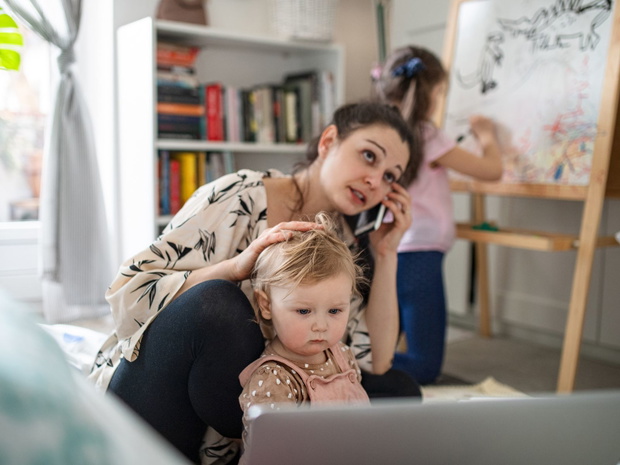 zmęczona mama rozmawia przez telefon