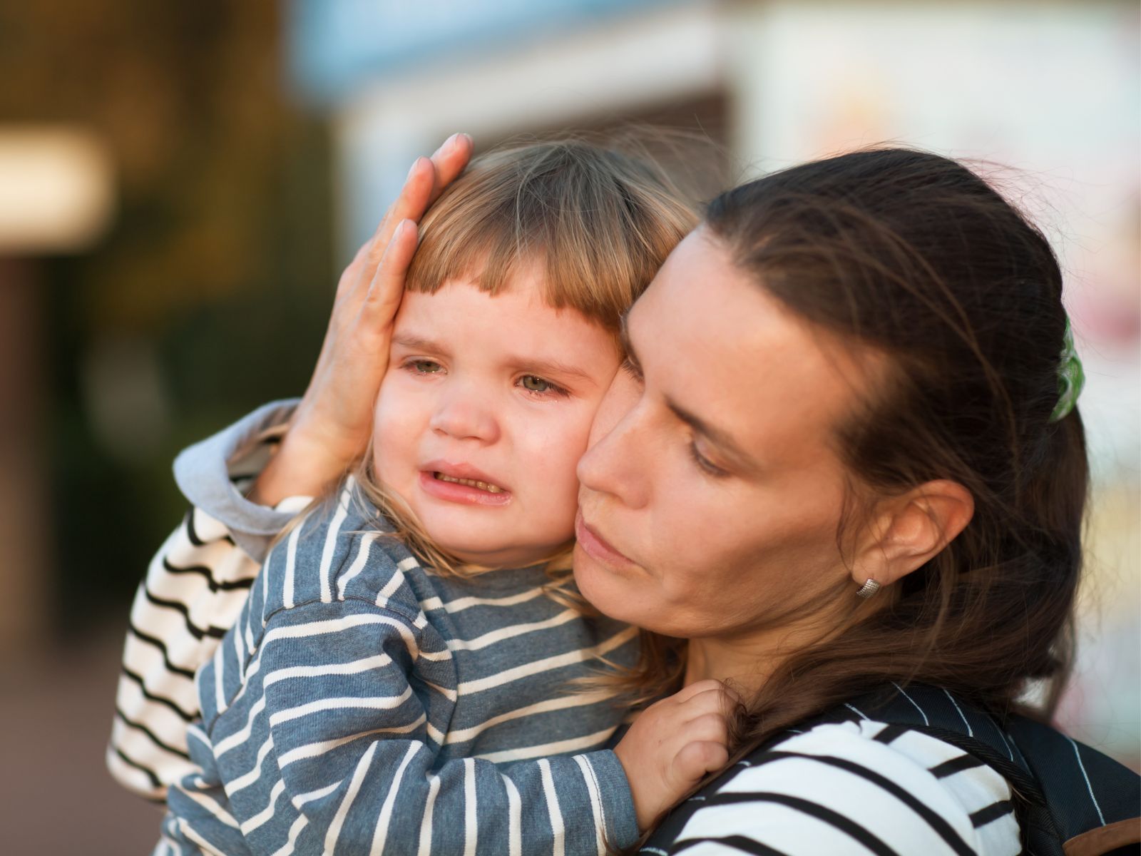 zmęczona mama przytula dziecko