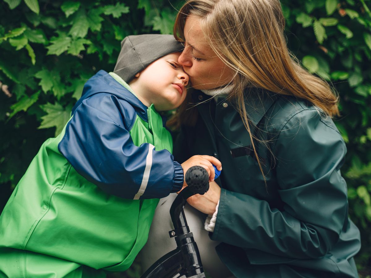 nadopiekuńcza mama z dzieckiem