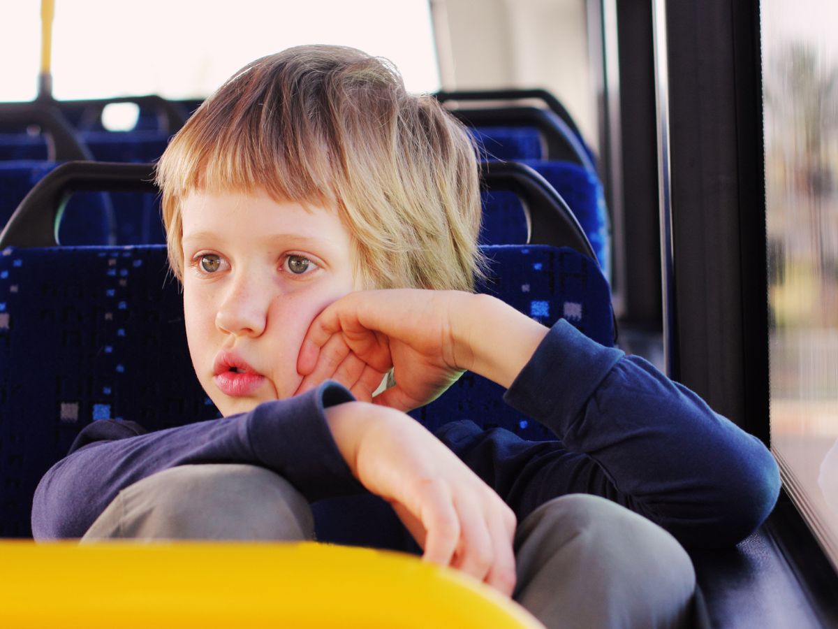 dziecko w autobusie
