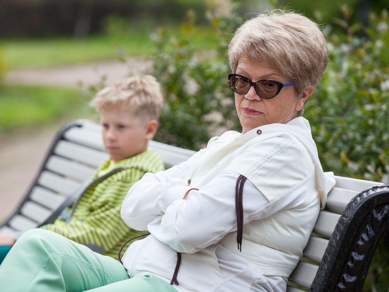 babcia z wnukiem na ławce w sanatorium