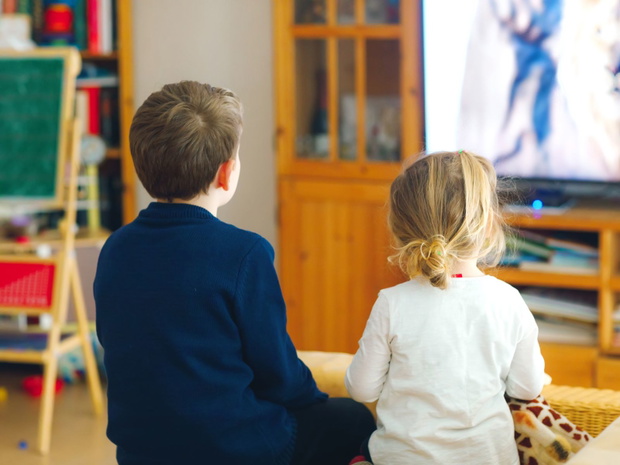 dzieci przed telewizorem oglądają bajkę