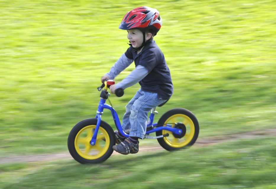 31-miesięczne dziecko na rowerze